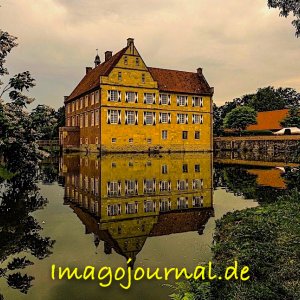 Burg Hülshoff an einem wolkigen Tag im Juli